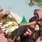 Dua peserta menampilkan tradisi Ojung dalam Festival Ojung di Sumenep, sebagai simbol keberanian, sportivitas, dan kearifan lokal yang terus dilestarikan.
