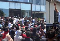 Ribuan petani tembakau, ulama, dan masyarakat Madura memadati gudang induk Bawang Mas Group di Desa Blumbungan, Pamekasan, dalam acara penyambutan Haji HER yang berlangsung meriah disertai istighatsah dan doa bersama.