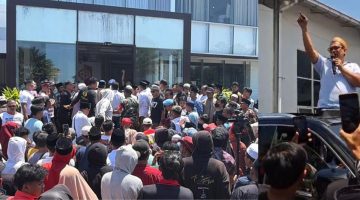 Ribuan petani tembakau, ulama, dan masyarakat Madura memadati gudang induk Bawang Mas Group di Desa Blumbungan, Pamekasan, dalam acara penyambutan Haji HER yang berlangsung meriah disertai istighatsah dan doa bersama.