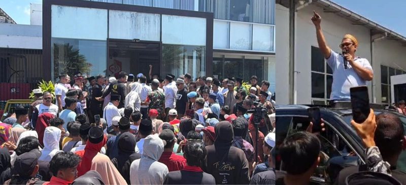 Ribuan petani tembakau, ulama, dan masyarakat Madura memadati gudang induk Bawang Mas Group di Desa Blumbungan, Pamekasan, dalam acara penyambutan Haji HER yang berlangsung meriah disertai istighatsah dan doa bersama.