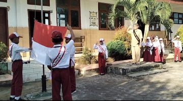 Tetap Khidmat di Bawah Terik Matahari, Upacara Bendera SDN Panaongan III Sumenep Tanamkan Pendidikan Karakter