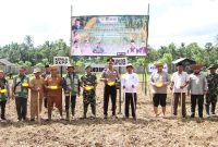 Kapolres Sumenep AKBP Anang Hardiyanto bersama jajaran TNI, DKPP, dan petani melakukan penanaman padi dan jagung hibrida secara simbolis di Desa Legung Barat, Kecamatan Batang-Batang, sebagai bagian dari Gerakan Percepatan Tanam menghadapi El Nino.