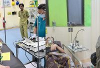 Tenaga kesehatan (Nakes) RSUD Sumenep sigap memberikan penanganan kepada pasien di Instalasi Gawat Darurat (IGD) dengan cepat, terukur, dan penuh kepedulian dalam menghadapi kondisi darurat.