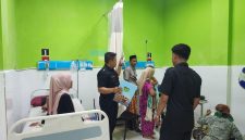 Kesigapan satpam RSUD Sumenep saat membantu pasien menjadi bagian penting dari pelayanan terpadu rumah sakit.