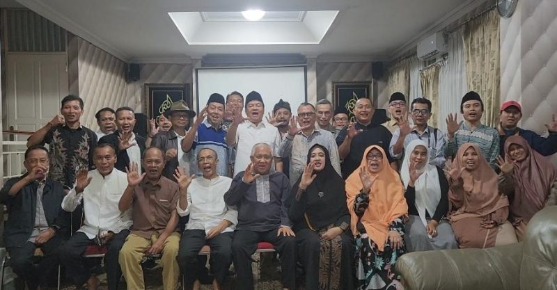 Ketua MPP Din Syamsuddin bersama Ketua Umum Lukman Malanuang memimpin rapat konsolidasi MPP dan DPP Partai Pelita di Pondok Labu, Jakarta, Senin (13/4/2026) malam, guna memperkuat struktur organisasi dan memantapkan arah gerak partai ke depan.
