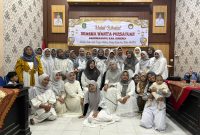 Suasana foto bersama kegiatan Halal Bihalal DPW Dharma Wanita Bakesbangpol Sumenep di Kantor setempat, Jl. Trunojoyo No. 141, Kolor, Sumenep, yang berlangsung hangat, penuh kekeluargaan, serta diwarnai semangat kebersamaan pasca Idulfitri.