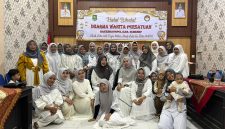 Suasana foto bersama kegiatan Halal Bihalal DPW Dharma Wanita Bakesbangpol Sumenep di Kantor setempat, Jl. Trunojoyo No. 141, Kolor, Sumenep, yang berlangsung hangat, penuh kekeluargaan, serta diwarnai semangat kebersamaan pasca Idulfitri.