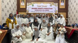 Suasana foto bersama kegiatan Halal Bihalal DPW Dharma Wanita Bakesbangpol Sumenep di Kantor setempat, Jl. Trunojoyo No. 141, Kolor, Sumenep, yang berlangsung hangat, penuh kekeluargaan, serta diwarnai semangat kebersamaan pasca Idulfitri.