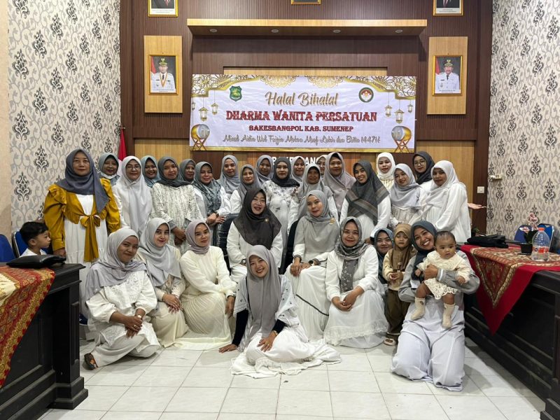 Suasana foto bersama kegiatan Halal Bihalal DPW Dharma Wanita Bakesbangpol Sumenep di Kantor setempat, Jl. Trunojoyo No. 141, Kolor, Sumenep, yang berlangsung hangat, penuh kekeluargaan, serta diwarnai semangat kebersamaan pasca Idulfitri.