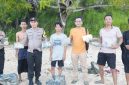 Petugas Polres Sumenep saat melakukan pemeriksaan dan pengamanan barang temuan yang diduga narkotika jenis kokain di wilayah pesisir Pantai Pasir Putih Kahuripan, Kecamatan Giligenting, Kabupaten Sumenep. Barang bukti ditemukan dalam beberapa paket yang kemudian diamankan untuk proses penyelidikan lebih lanjut.