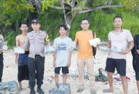 Petugas Polres Sumenep saat melakukan pemeriksaan dan pengamanan barang temuan yang diduga narkotika jenis kokain di wilayah pesisir Pantai Pasir Putih Kahuripan, Kecamatan Giligenting, Kabupaten Sumenep. Barang bukti ditemukan dalam beberapa paket yang kemudian diamankan untuk proses penyelidikan lebih lanjut.