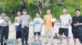 Petugas Polres Sumenep saat melakukan pemeriksaan dan pengamanan barang temuan yang diduga narkotika jenis kokain di wilayah pesisir Pantai Pasir Putih Kahuripan, Kecamatan Giligenting, Kabupaten Sumenep. Barang bukti ditemukan dalam beberapa paket yang kemudian diamankan untuk proses penyelidikan lebih lanjut.