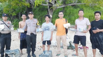 Petugas Polres Sumenep saat melakukan pemeriksaan dan pengamanan barang temuan yang diduga narkotika jenis kokain di wilayah pesisir Pantai Pasir Putih Kahuripan, Kecamatan Giligenting, Kabupaten Sumenep. Barang bukti ditemukan dalam beberapa paket yang kemudian diamankan untuk proses penyelidikan lebih lanjut.