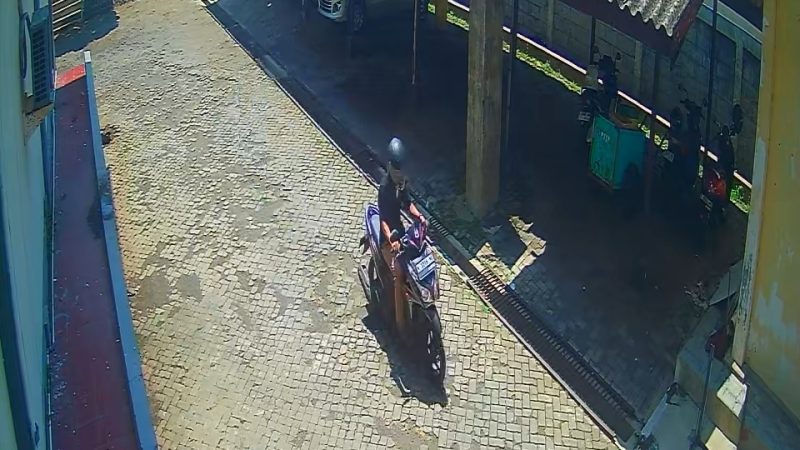 Cuplikan rekaman CCTV saat pelaku pencurian sepeda motor terekam di area parkiran Mal Pelayanan Publik Probolinggo, yang diduga merupakan lokasi hilangnya motor milik karyawan Dispendukcapil Probolinggo. Dalam rekaman terlihat seorang pria tengah mendekati kendaraan sebelum diduga melakukan aksi pencurian.