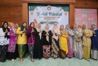 Ketua Dharma Wanita Persatuan Disperkimhub Sumenep, Sri Sumarni Dzulkarnain, bersama jajaran anggota saat menghadiri kegiatan Halal Bihalal yang dirangkai dengan peringatan Hari Kartini di Sumenep, sebagai wujud mempererat silaturahmi dan memperkuat peran perempuan dalam pembangunan daerah.