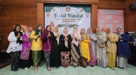 Ketua Dharma Wanita Persatuan Disperkimhub Sumenep, Sri Sumarni Dzulkarnain, bersama jajaran anggota saat menghadiri kegiatan Halal Bihalal yang dirangkai dengan peringatan Hari Kartini di Sumenep, sebagai wujud mempererat silaturahmi dan memperkuat peran perempuan dalam pembangunan daerah.