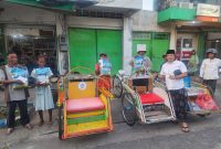 Aksi sosial Detikzone turun ke jalan menyalurkan santunan kepada warga kecil yang sedang beraktivitas mencari nafkah.