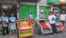 Aksi sosial Detikzone turun ke jalan menyalurkan santunan kepada warga kecil yang sedang beraktivitas mencari nafkah.