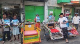 Aksi sosial Detikzone turun ke jalan menyalurkan santunan kepada warga kecil yang sedang beraktivitas mencari nafkah.