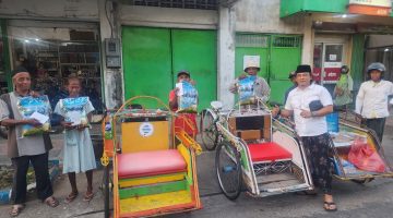 Aksi sosial Detikzone turun ke jalan menyalurkan santunan kepada warga kecil yang sedang beraktivitas mencari nafkah.