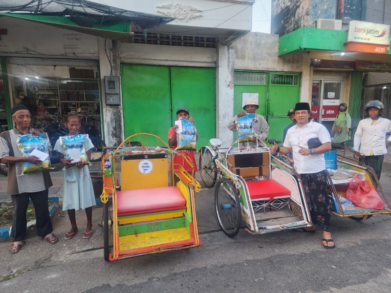 Aksi sosial Detikzone turun ke jalan menyalurkan santunan kepada warga kecil yang sedang beraktivitas mencari nafkah.