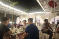 Suasana SkY Coffee Grounds di samping Mr Ball Sumenep dipadati pengunjung saat grand opening, menjadi pusat nongkrong baru anak muda.