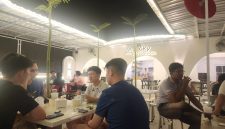 Suasana SkY Coffee Grounds di samping Mr Ball Sumenep dipadati pengunjung saat grand opening, menjadi pusat nongkrong baru anak muda.