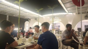 Suasana SkY Coffee Grounds di samping Mr Ball Sumenep dipadati pengunjung saat grand opening, menjadi pusat nongkrong baru anak muda.