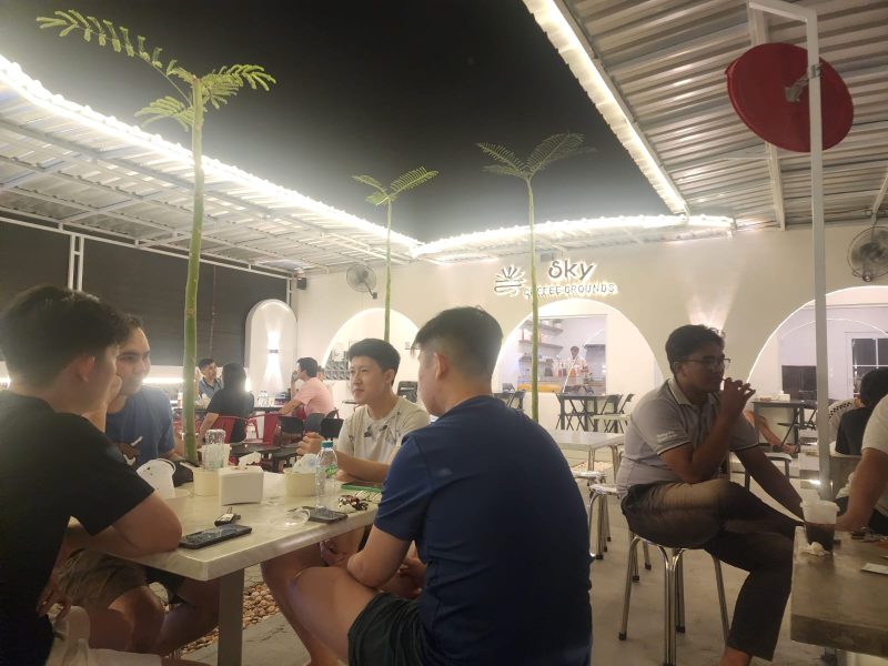 Suasana SkY Coffee Grounds di samping Mr Ball Sumenep dipadati pengunjung saat grand opening, menjadi pusat nongkrong baru anak muda.