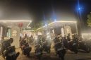 Pengunjung memadati SkY Coffe Grounds saat grand opening di Jalan Arya Wiraraja, Sumenep, menandai antusiasme tinggi kaula muda terhadap kafe baru tersebut.