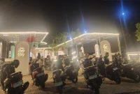 Pengunjung memadati SkY Coffe Grounds saat grand opening di Jalan Arya Wiraraja, Sumenep, menandai antusiasme tinggi kaula muda terhadap kafe baru tersebut.