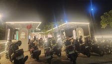 Pengunjung memadati SkY Coffe Grounds saat grand opening di Jalan Arya Wiraraja, Sumenep, menandai antusiasme tinggi kaula muda terhadap kafe baru tersebut.