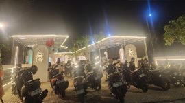 Pengunjung memadati SkY Coffe Grounds saat grand opening di Jalan Arya Wiraraja, Sumenep, menandai antusiasme tinggi kaula muda terhadap kafe baru tersebut.