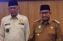 Foto:
Bupati Sumenep, Achmad Fauzi Wongsojudo (kanan)