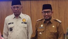 Foto:
Bupati Sumenep, Achmad Fauzi Wongsojudo (kanan)