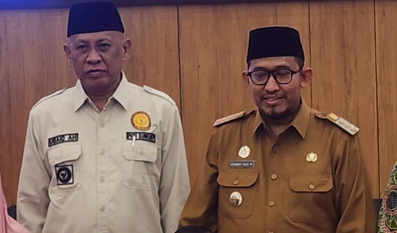 Foto:
Bupati Sumenep, Achmad Fauzi Wongsojudo (kanan)