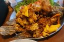 Ikan gurami segar yang disajikan di Resto Lotus dengan tampilan menggugah selera, disajikan hangat dengan bumbu khas dan garnish sederhana, menjadi salah satu menu andalan yang banyak diminati pengunjung.