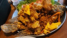 Ikan gurami segar yang disajikan di Resto Lotus dengan tampilan menggugah selera, disajikan hangat dengan bumbu khas dan garnish sederhana, menjadi salah satu menu andalan yang banyak diminati pengunjung.