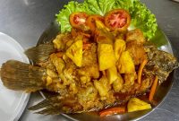 Ikan gurami segar yang disajikan di Resto Lotus dengan tampilan menggugah selera, disajikan hangat dengan bumbu khas dan garnish sederhana, menjadi salah satu menu andalan yang banyak diminati pengunjung.