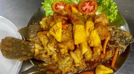 Ikan gurami segar yang disajikan di Resto Lotus dengan tampilan menggugah selera, disajikan hangat dengan bumbu khas dan garnish sederhana, menjadi salah satu menu andalan yang banyak diminati pengunjung.
