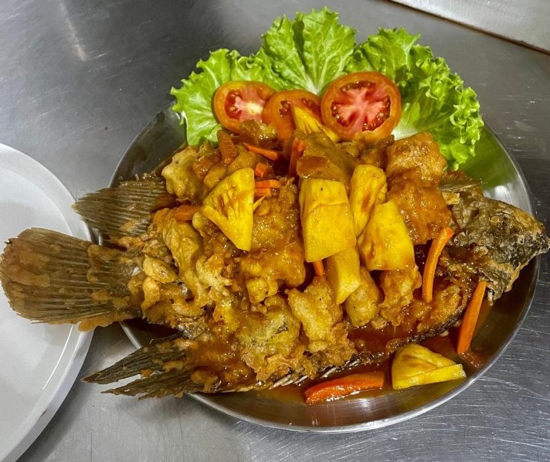Ikan gurami segar yang disajikan di Resto Lotus dengan tampilan menggugah selera, disajikan hangat dengan bumbu khas dan garnish sederhana, menjadi salah satu menu andalan yang banyak diminati pengunjung.
