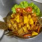 Ikan gurami segar yang disajikan di Resto Lotus dengan tampilan menggugah selera, disajikan hangat dengan bumbu khas dan garnish sederhana, menjadi salah satu menu andalan yang banyak diminati pengunjung.