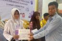 Keterangan foto: AZ Syahra Nastiti Ramadhani, siswi SMP Integral Luqman Al-Hakim Sumenep, saat menerima penghargaan Juara 1 pada ajang 3 Smart Competition se-Madura di SMAN 3 Pamekasan, Minggu (19/4/2026)