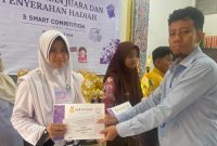 Keterangan foto: AZ Syahra Nastiti Ramadhani, siswi SMP Integral Luqman Al-Hakim Sumenep, saat menerima penghargaan Juara 1 pada ajang 3 Smart Competition se-Madura di SMAN 3 Pamekasan, Minggu (19/4/2026)
