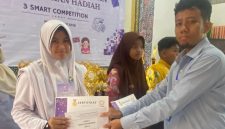 Keterangan foto: AZ Syahra Nastiti Ramadhani, siswi SMP Integral Luqman Al-Hakim Sumenep, saat menerima penghargaan Juara 1 pada ajang 3 Smart Competition se-Madura di SMAN 3 Pamekasan, Minggu (19/4/2026)