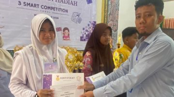 Keterangan foto: AZ Syahra Nastiti Ramadhani, siswi SMP Integral Luqman Al-Hakim Sumenep, saat menerima penghargaan Juara 1 pada ajang 3 Smart Competition se-Madura di SMAN 3 Pamekasan, Minggu (19/4/2026)