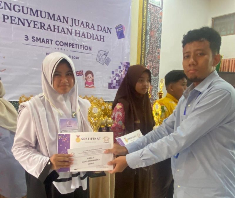 Keterangan foto: AZ Syahra Nastiti Ramadhani, siswi SMP Integral Luqman Al-Hakim Sumenep, saat menerima penghargaan Juara 1 pada ajang 3 Smart Competition se-Madura di SMAN 3 Pamekasan, Minggu (19/4/2026)