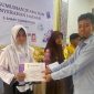 Keterangan foto: AZ Syahra Nastiti Ramadhani, siswi SMP Integral Luqman Al-Hakim Sumenep, saat menerima penghargaan Juara 1 pada ajang 3 Smart Competition se-Madura di SMAN 3 Pamekasan, Minggu (19/4/2026)
