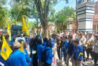 Caption: PMII Sampang Saat Aksi Demontrasi di Depan Kantor DPRD Sampang (Sumber Foto: Agus Junaidi/Detikzone.id)