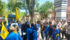 Caption: PMII Sampang Saat Aksi Demontrasi di Depan Kantor DPRD Sampang (Sumber Foto: Agus Junaidi/Detikzone.id)